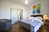 P&O Apartments Gdańska Отели рядом с достопримечательностью «Multioutlet Sp. z o.o.»