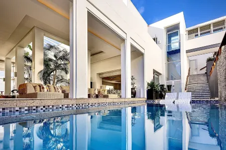 Dolphin Coast Yolo Spaces - the White House Boutique Villa Отели в г. Баллито