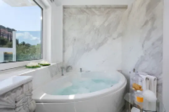 ดิออน วิลลา - พูล & จากุซซี่ - พักได้ 4 คน - ซาคินทอส