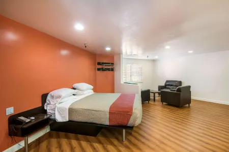 Motel 6 Monterey Park, CA Отели рядом с достопримечательностью «USC Stevens Neuroimaging and Informatics Institute»