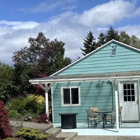 Quiet one bedroom house close to airport