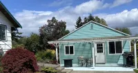 Quiet one bedroom house close to airport