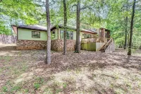 Lake Palestine Retreat – Dock, Fire Pit & Serene Views