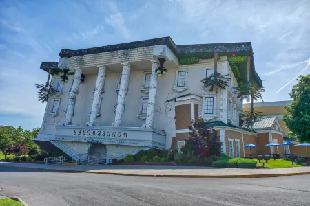 Bubbling Hot Tub and Game Room - Spectacular Cabin Retreat