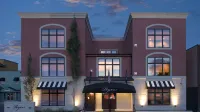 Gas Fireplace and Spacious Studio Comfort - Elegant Retreat