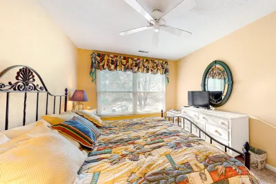 2nd floor sea colony condo with deck & high-speed WiFi - pools/sauna/tennis