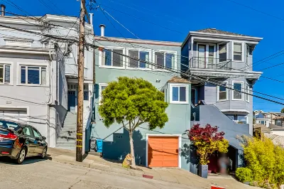 Spacious Open-Plan Living Space and Large Outside Deck - Elegant Retreat Hotel a Mission District