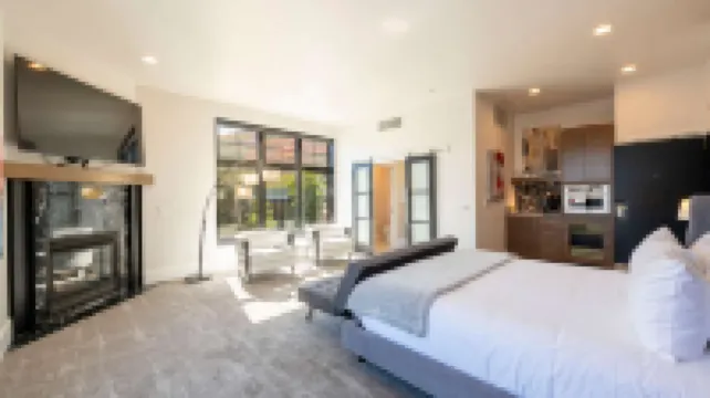 Gas Fireplace and Luxurious Studio Amenities - Elegant Getaway