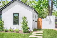 Charming Retreat - Private Courtyard & Hot Tub