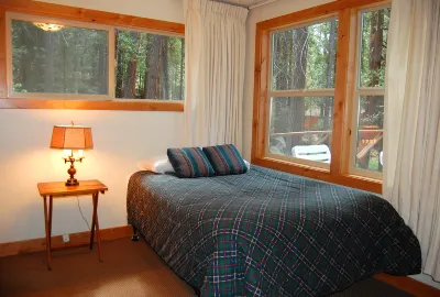 Serene Forest Cabin - Gas BBQ, Back Deck, Private Getaway 빅 트리스 루프 트레일헤드 주변 호텔