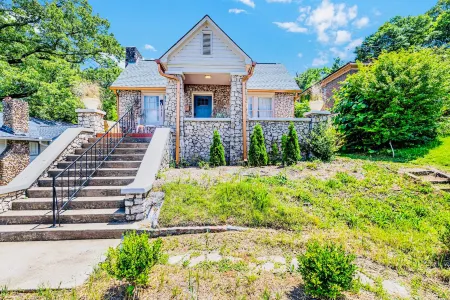 Spa-Like Serenity and Gourmet Kitchen Retreat - Stunning Boho Oasis Отели в г. Джефферсон