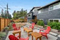 Spacious Dining, Cozy Living, and Large Deck - Stylish Family Haven Hotels in Shoreline