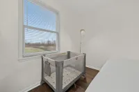 Modern Haven with Top Amenities and Location - Spacious Urban Oasis