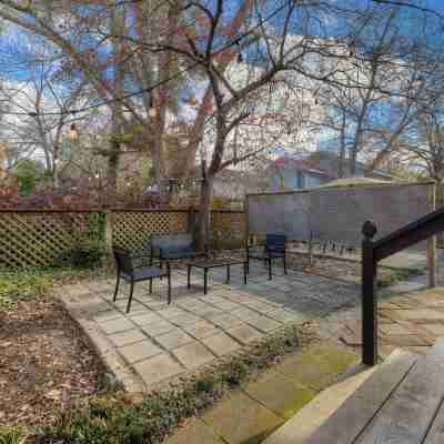 Spacious Living Area and Full Kitchen - Charming Vintage Escape Hotel Exterior
