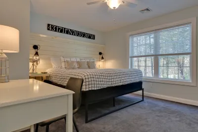 Spacious Backyard with Firepit and Luxurious Outdoor Shower - Modern Serenity 풋브릿지 비치 주변 호텔