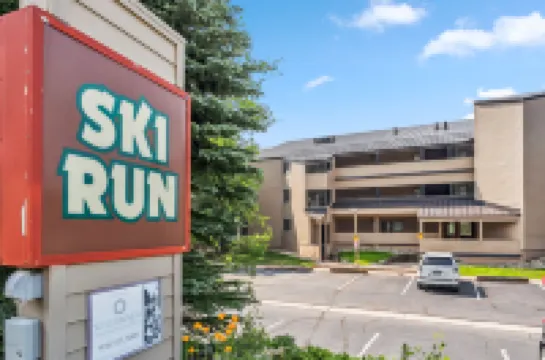 Inviting Retreat with Scenic Views and Cozy Amenities - Charming Getaway