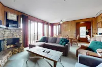 Sugar Mountain villa w/mountain & valley views, wood fireplace & close to trails Hotels in Avery County