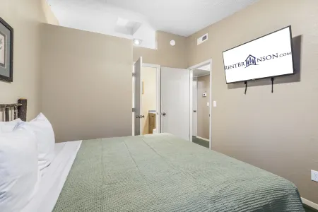 Charming Lakefront Escape with Scenic Balcony - Delightful Getaway