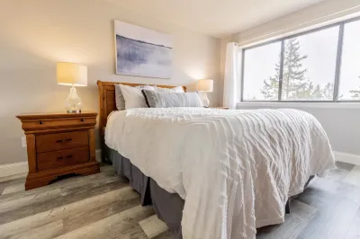 Scenic View and Cozy Living Space - Charming Retreat