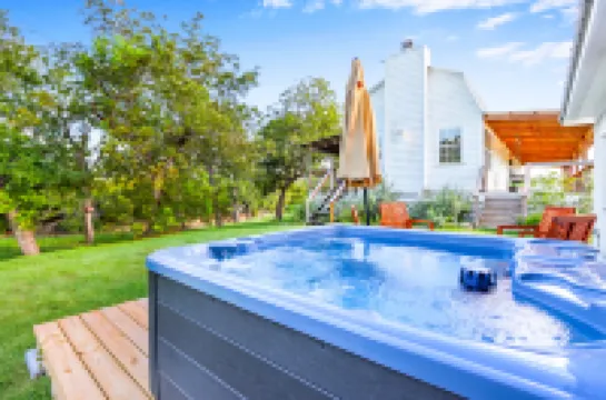 Charming Pecan Tree House with Porch Swing and Scenic Views - Delightful Retreat