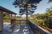 Serene waterfront haven with lake views, fenced yard & home office Hotels in Curry County