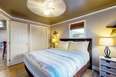 Contemporary wine country cottage with deck in the heart of Dundee