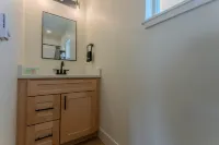 Convenient Location with Easy Access to Local Attractions - Cozy Retreat 코들레인 호텔