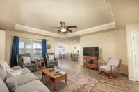 Cozy Backyard Fire Pit and Spacious Kitchen - Inviting Rustic Escape فنادق في Gentry