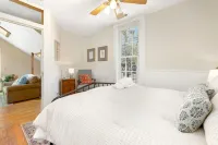 Vintage Decor with Outdoor Living Space and Sauna - Charming Cozy Oasis Hotel di Fayetteville