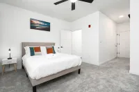 Spacious Retreat with Private Patio and Fast Wifi - Serene Sanctuary