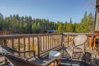 Fire Pit and Second Floor Deck - Charming Rustic Retreat Hotel di Flathead County