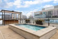 Luxury Apartment w/ Rooftop Hot Tub!
