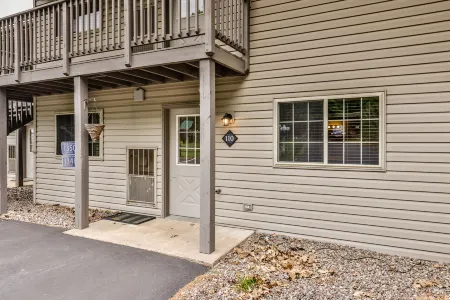 Cozy Lakeside Haven with Rustic Fireplace - Enchanting Retreat