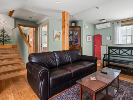 Charming Escape with Historic Touches - Accessible and Cozy Retreat