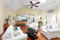 Charming Cottage with Screened Porch and Gourmet Kitchen - Inviting Retreat