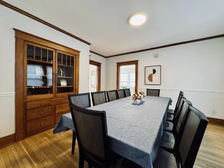 Spacious Living Areas and Cozy Atmosphere - Charming Group Retreat Отели рядом с достопримечательностью «Karabin Farms»