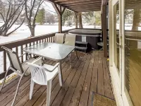 Mountain View and Hot Tub - Cozy Tranquil Retreat