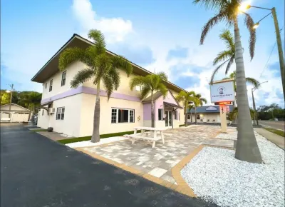 Community Pool and Mini Golf Area - Tranquil Getaway Hotels in Clearwater