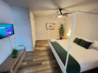 Community Pool and Mini Golf Area - Tranquil Getaway Hotels in Clearwater
