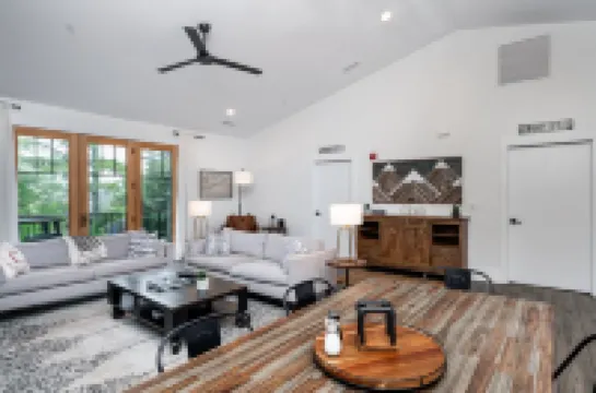 Charming Balcony and Contemporary Comfort - Elegant Mountain Retreat