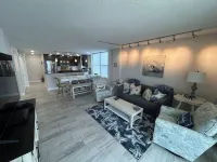 Charming 2-bedroom condo in wonderful Ormond Beach with pool, WiFi, Smart TVs