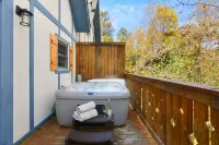 Charming Hideaway - Hot tub, Mountain View, Grill, WiFi Hotels in Helen