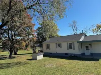 Cute Retro House in Knoxville Countryside Hotels near Union Baptist Church
