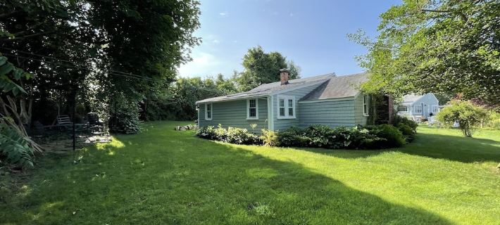 Remodeled historical Gosnold Cottage.300 yards to the beach. Отели в г. Хианнис