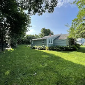 Remodeled historical Gosnold Cottage.300 yards to the beach.