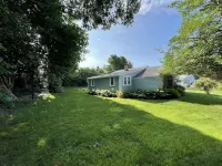 Remodeled historical Gosnold Cottage.300 yards to the beach.