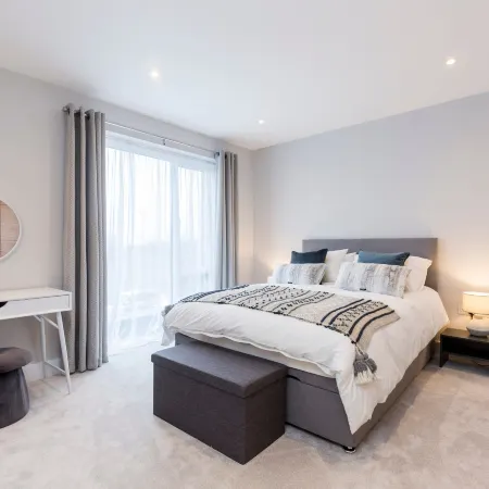 Stylish New Home with Parking - King Beds Garden