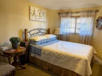 Ocean Breeze Executive Bed and Breakfast Hotels near جسر كابيلانو المعلق