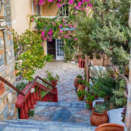 Cavos Bay Hotel & Studios