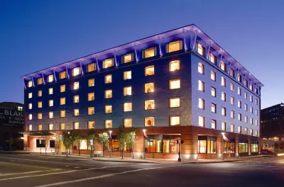 Hilton Garden Inn Portland Downtown Waterfront Hotel dekat International Cryptozoology Museum
